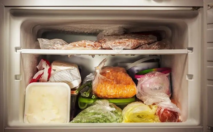家庭食品安全:您需要知道的常见错误 熟食和生食放在一起存放。