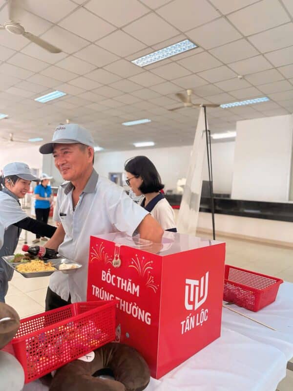 タンロックケータリングは、従業員向けの抽選会を開催し、パートナーにプレゼントを贈りながら誕生日パーティーを開催しました。