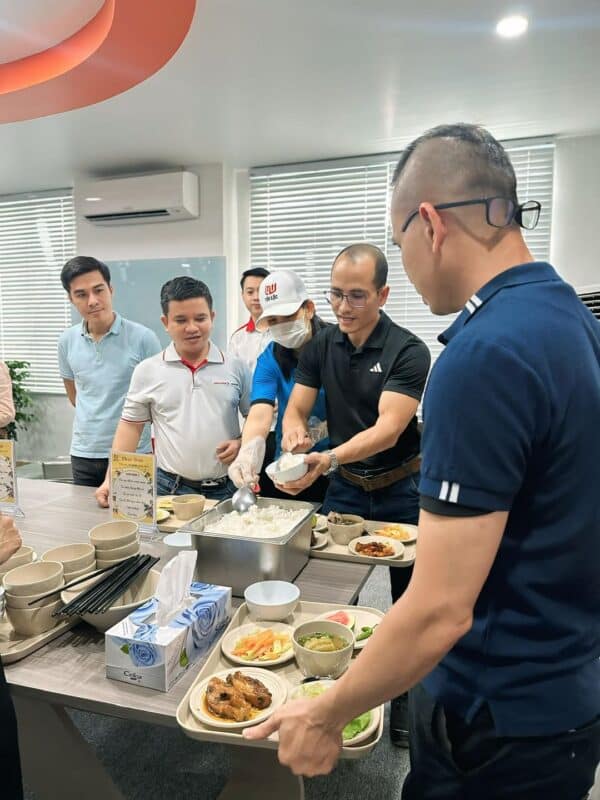 Tan Loc과 함께하는 샘플 식사 경험: 쉬운 결정 고객들은 Tan Loc Catering에서 샘플 식사를 경험하고 있습니다.