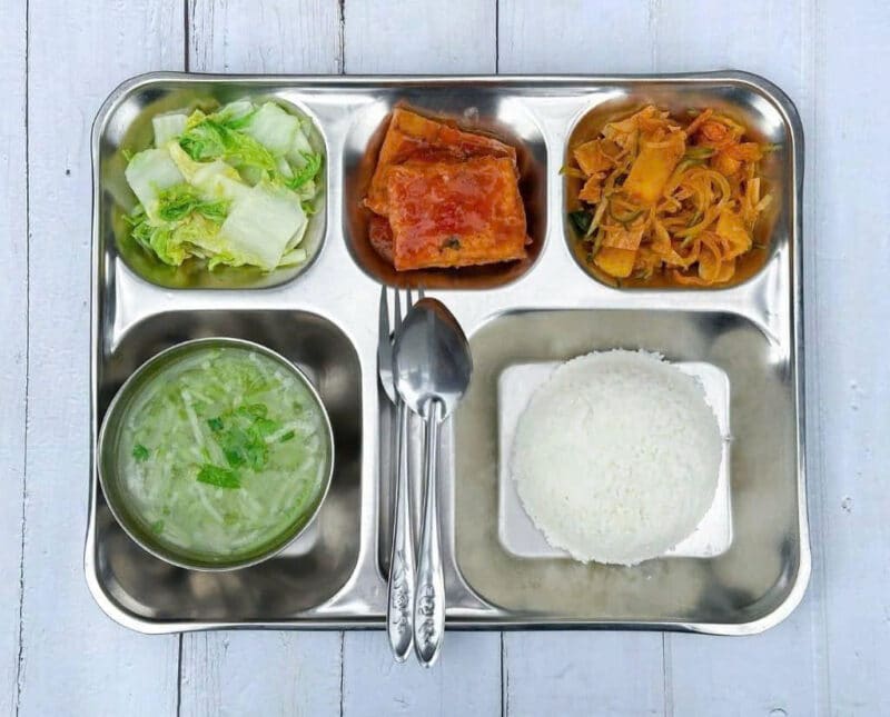 工业厨房的素食餐