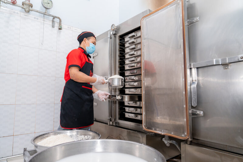 gạo trong suất ăn công nghiệp